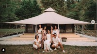 Nikita Willy dan Indra Priawan menggelar acara pesta kecil-kecilan merayakan pernikahan mereka bersama sahabat di Pulau Moyo kepulauan Sumba .(Instagram Nikita Willy)