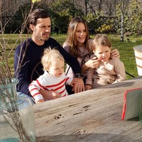 Laporan dari media lokal tidak menyebutkan apakah kedua anak mereka juga ikut terinfeksi. Namun dikatakan jika Pangeran Carl dan Putri Sofia kini dalam kondisi yang relatif baik. Selain itu, anggota keluarga kerajaan terdekat mereka yang lain juga sedang ditelusuri apakah juga positif. Foto: Instagram @prinsparet