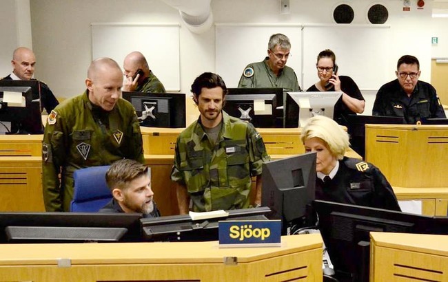 Pangeran Carl yang berusia 41 tahun bergabung dengan pasukan militer Swedia untuk membantu mencegah virus Corona sejak pertengahan Mei lalu. Foto: Instagram @prinsparet