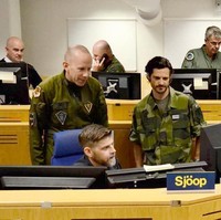 Pangeran Carl yang berusia 41 tahun bergabung dengan pasukan militer Swedia untuk membantu mencegah virus Corona sejak pertengahan Mei lalu. Foto: Instagram @prinsparet