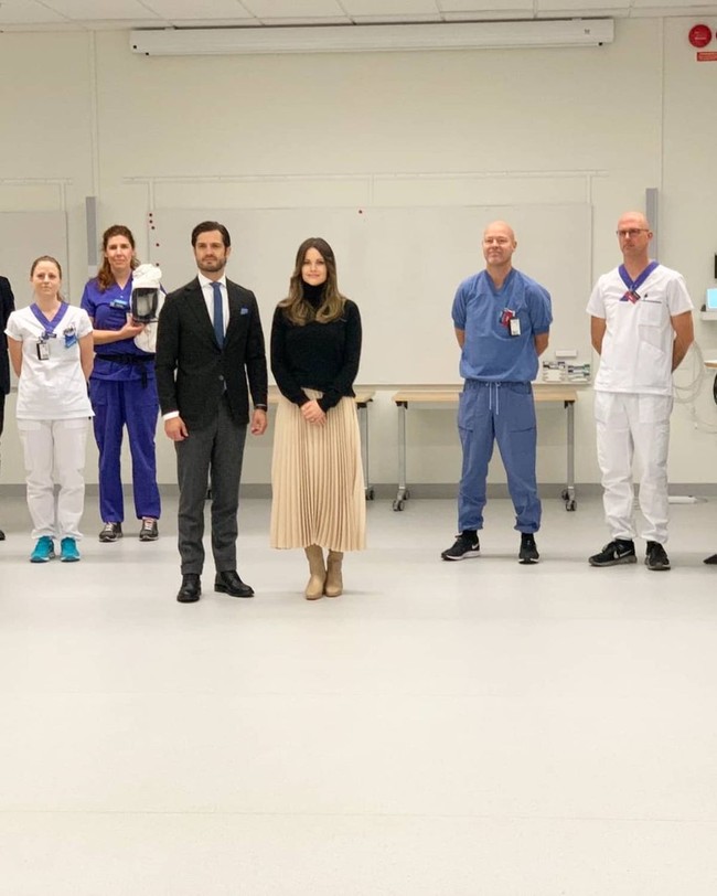 Sedangkan istrisnya Sofia yang mantan model turun tangan dalam sektor media. Sejak April, wanita 36 tahun itu menjadi salah satu voluntir dalam membantu penangan pasien Corona di rumah sakit. Foto: Instagram @prinsparet