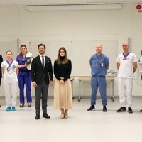 Sedangkan istrisnya Sofia yang mantan model turun tangan dalam sektor media. Sejak April, wanita 36 tahun itu menjadi salah satu voluntir dalam membantu penangan pasien Corona di rumah sakit. Foto: Instagram @prinsparet