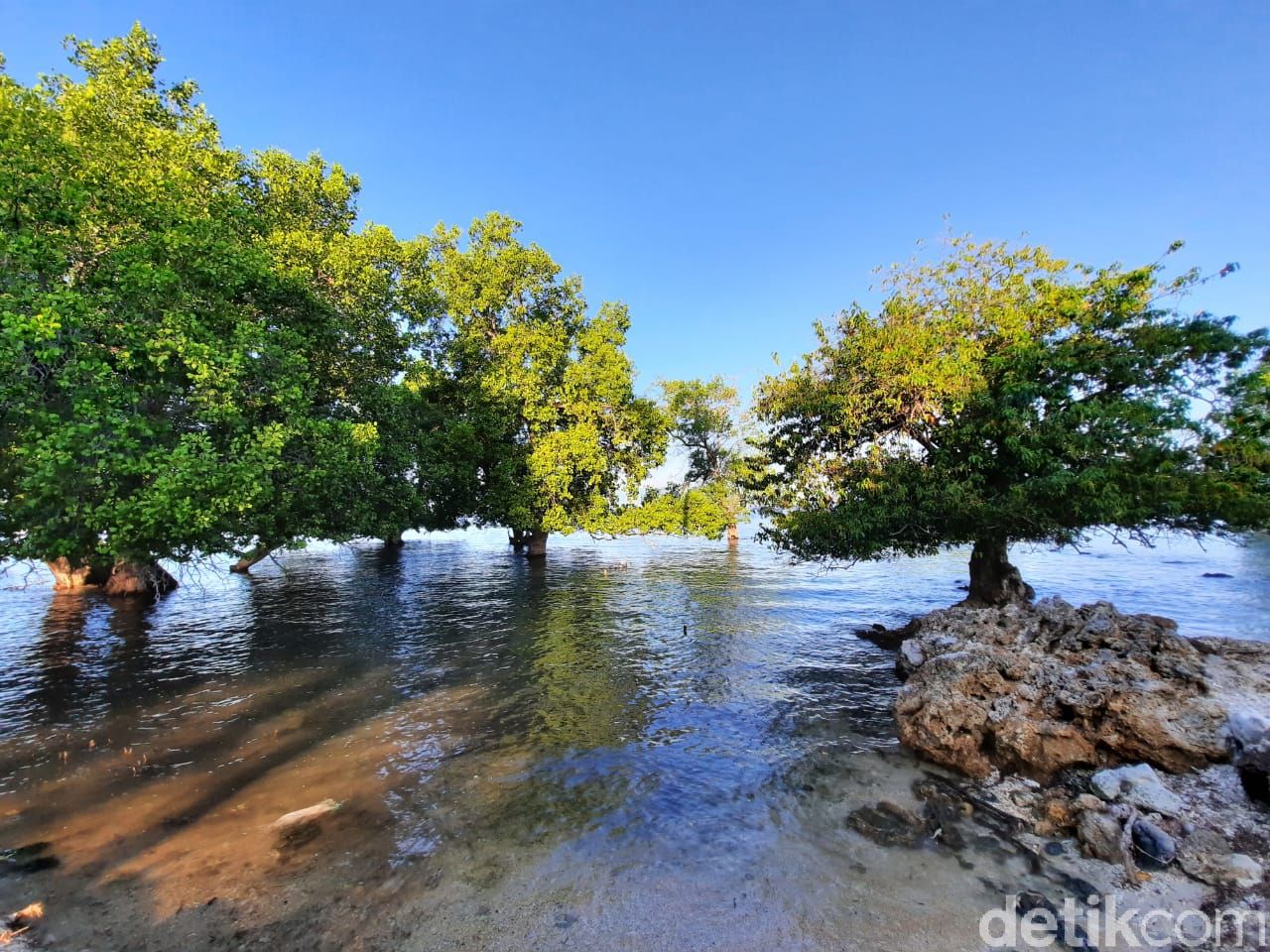 Pantai Paropa di NTB
