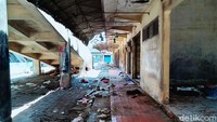 Kini pasar tersebut sepi oleh aktivitas jual beli.