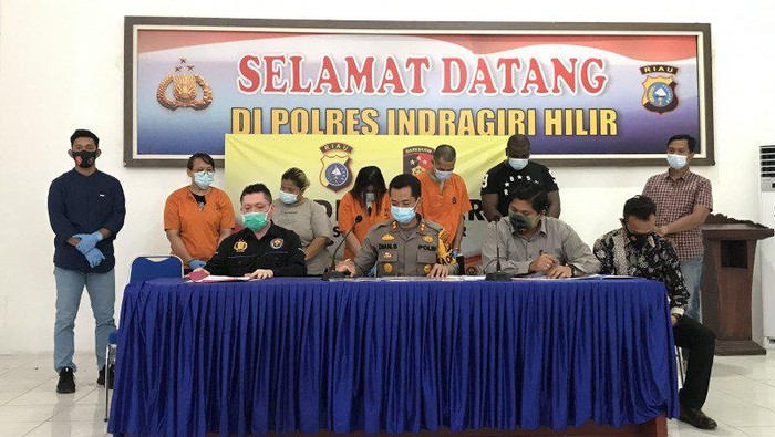 Pengungkapan kasus penipuan daring oleh WNA di Mapolres Inhil, Jumat (27-11-2020). (ANTARA/HO)