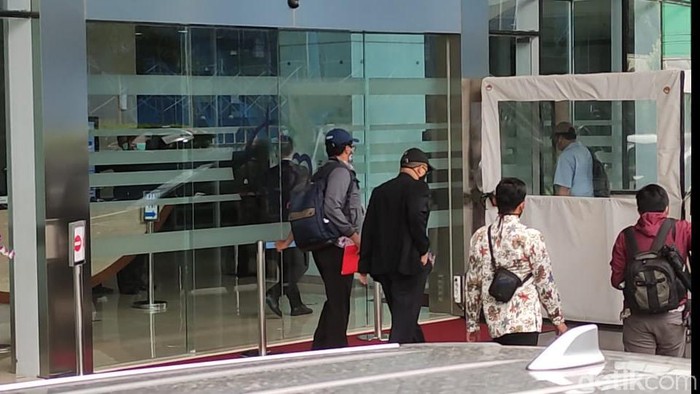 Penyidik KPK tiba di Gedung Kementerian Kelautan dan Perikanan (KKP).