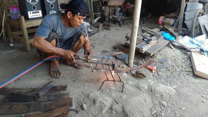 Perajin logam di Desa Hadipolo Kecamatan Jekulo, Kudus, Jawa Tengah