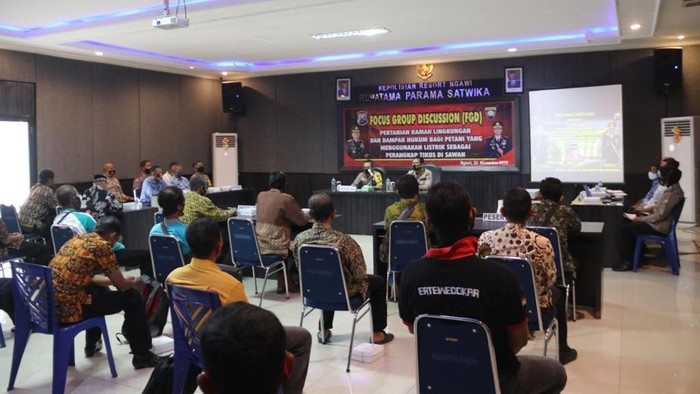 Petani di Ngawi sepakat meninggalkan kebiasaan membasmi tikus dengan jebakan tikus listrik. Cara ramah lingkungan akan digalakkan.
