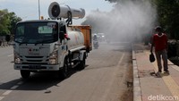 Petugas PMI melakukan penyemprotan disinfektan dengan alat gunner sprayer di Jalan I Gusti Ngurah Rai, Jakarta Timur, Jumat (26/11/2020).
