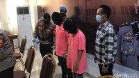 AR dan CA disebut mendapat Rp 50 juta hasil menjual artis ST dan MA. Foto: Hanif Hawari/detikHOT