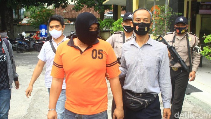 RA (35, warga Ampenan Selatan, NTB, ditangkap polisi setelah menggadai belasan mobl rental (dok Istimewa)
