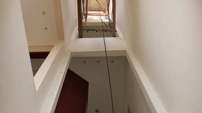 Rumah yang terdiri dari empat lantai tersebut saat ini masih dalam tahap penyelesaian. Nantinya, rumah baru Roger Danuarta ini akan dilengkapi sebuah lift untuk memudahkan akses. (Foto: Youtube/KeluargaITIKK)