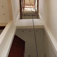 Rumah yang terdiri dari empat lantai tersebut saat ini masih dalam tahap penyelesaian. Nantinya, rumah baru Roger Danuarta ini akan dilengkapi sebuah lift untuk memudahkan akses. (Foto: Youtube/KeluargaITIKK)