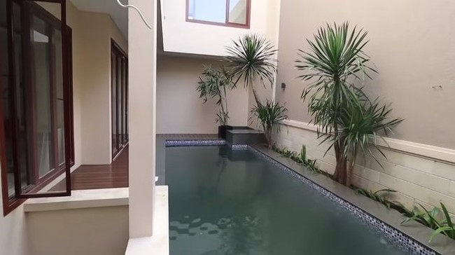 Rumah Roger Danuarta dan Cut Meyriska berdiri di atas lahan seluas 300 meter persegi. Roger membeli rumah tersebut dalam kondisi hampir jadi dan melakukan sedikit perombakan agar sesuai dengan seleranya. Salah satunya, penambahan area roof top di atas rumah. (Foto: Youtube/KeluargaITIKK)