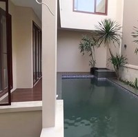 Rumah Roger Danuarta dan Cut Meyriska berdiri di atas lahan seluas 300 meter persegi. Roger membeli rumah tersebut dalam kondisi hampir jadi dan melakukan sedikit perombakan agar sesuai dengan seleranya. Salah satunya, penambahan area roof top di atas rumah. (Foto: Youtube/KeluargaITIKK)