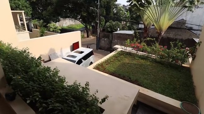 Roger dan Cut mencoba memanfaatkan setiap sudut yang ada secara maksimal. Di atas pos satpam misalnya, dijadikan sebuah taman kecil. (Foto: Youtube/KeluargaITIKK)