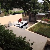 Roger dan Cut mencoba memanfaatkan setiap sudut yang ada secara maksimal. Di atas pos satpam misalnya, dijadikan sebuah taman kecil. (Foto: Youtube/KeluargaITIKK)