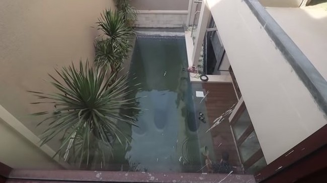 Kolam renang di rumah Roger dan Cut dari tampak atas. (Foto: Youtube/KeluargaITIKK)