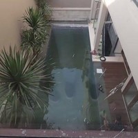 Kolam renang di rumah Roger dan Cut dari tampak atas. (Foto: Youtube/KeluargaITIKK)