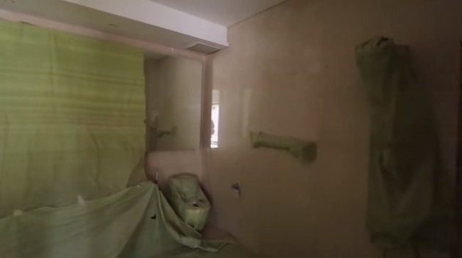 Untuk kamar mandi, Roger dan Cut mengusung konsep Jepang. Mereka ingin menghadirkan semacam kolam kecil yang berfungsi sebagai bathtub. (Foto: Youtube/KeluargaITIKK)