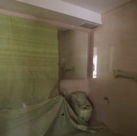 Untuk kamar mandi, Roger dan Cut mengusung konsep Jepang. Mereka ingin menghadirkan semacam kolam kecil yang berfungsi sebagai bathtub. (Foto: Youtube/KeluargaITIKK)