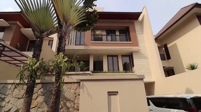 Inilah penampakan rumah baru Roger Danuarta dan Cut Meyriska. Tampak luar, rumah ini bernuansa mediteranian modern. (Foto: Youtube/KeluargaITIKK)