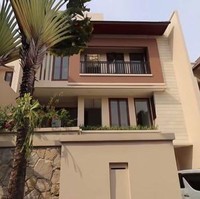 Inilah penampakan rumah baru Roger Danuarta dan Cut Meyriska. Tampak luar, rumah ini bernuansa mediteranian modern. (Foto: Youtube/KeluargaITIKK)