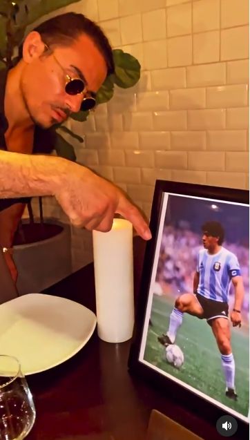 Salt Bae Abadikan Meja Favorit Maradona di Restonya sebagai Penghormatan