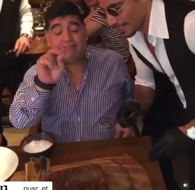 Salt Bae Abadikan Meja Favorit Maradona di Restonya sebagai Penghormatan