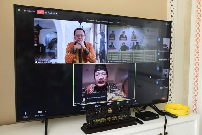 Seminar Nasional Restrukturisasi Keuangan dan Bisnis dalam Menghadapi Krisis Ekonomi yang diselenggarakan Fakultas Ekonomi Universitas Wahid Hasyim (UNWAHAS) Semarang, secara virtual.