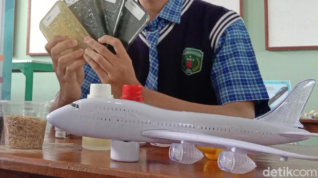 Siswa MAN 2 Kudus Bikin Badan Pesawat dari Sekam