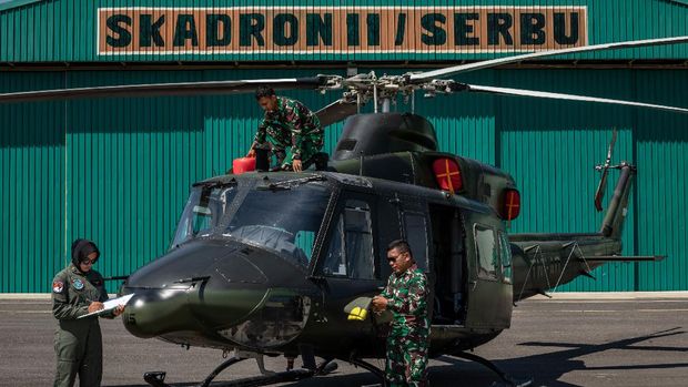 Sebuah foto keluarga dan pakaian dinas terbang khusus (Flight Suit) Skadron-11/Serbu Puspenerbad milik Letda Cpn (K) Ayu tergantung di sudut kamar Mess Perwira Kowad, Kompleks Perumahan Puspenerbad, Semarang, Jawa Tengah.