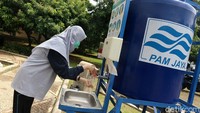 Protokol kesehatan diterapkan secara ketat di taman tersebut. Pengunjung wajib cuci tangan dan memakai masker.