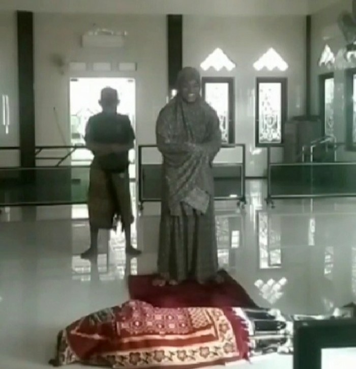 Tangkapan layar video viral remaja di Sidrap jadikan salat jenazah lelucon (dok. Istimewa).