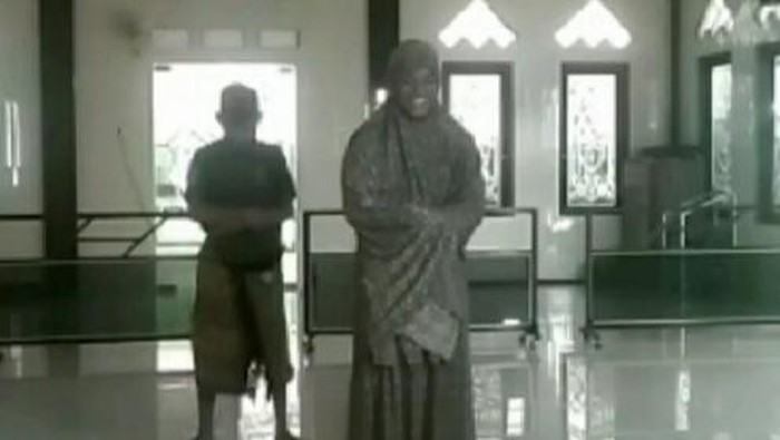 Tangkapan layar video viral remaja di Sidrap jadikan salat jenazah lelucon (dok. Istimewa).