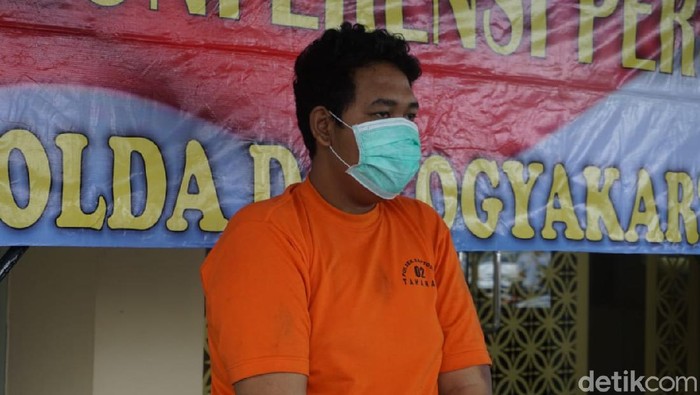 Tersangka pelaku perampokan yang menewaskan pria di Jalan Gunungkidul. Pria berinisial DL ini dihadirkan dalam rilis di Mapolda DIY, Jumat (27/11/2020).