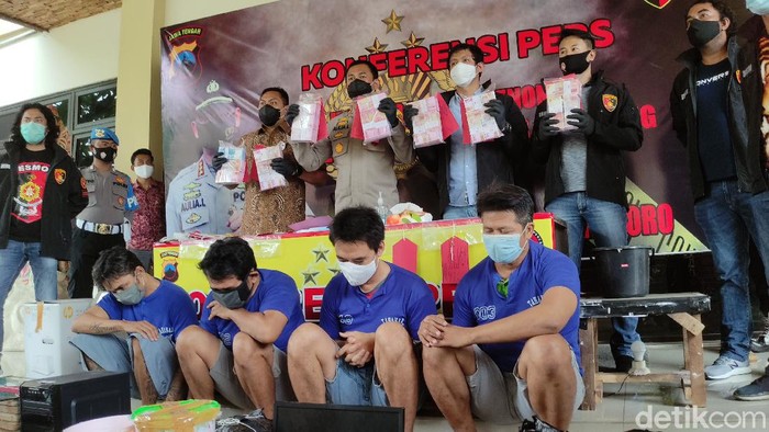 Tersangka pencetak dan pengedar uang palsu modus setor tunai ATM di Semarang ditangkap polisi. Para tersangka saat dihadirkan dalam jumpa pers di Mapolrestabes Semarang, Jumat (27/11/2020).