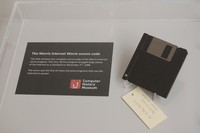 The Morris Worm. Pelopor worm komputer yang didistribusikan melalui internet. Dalam 24 jam sejak dirilis pada 2 November 1988 diperkirakan 10% komputer yang terhubung ke internet terpengaruh.