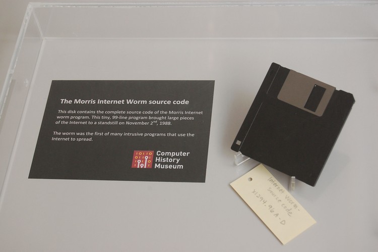 The Morris Worm. Pelopor worm komputer yang didistribusikan melalui internet. Dalam 24 jam sejak dirilis pada 2 November 1988 diperkirakan 10% komputer yang terhubung ke internet terpengaruh.