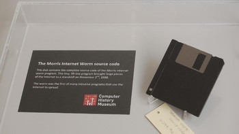 The Morris Worm. Pelopor worm komputer yang didistribusikan melalui internet. Dalam 24 jam sejak dirilis pada 2 November 1988 diperkirakan 10% komputer yang terhubung ke internet terpengaruh. Foto: Intel