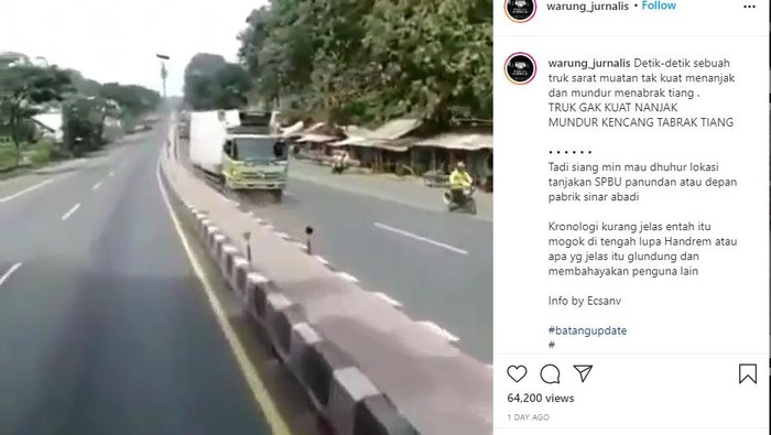 Truk mundur hingga menghantam lampu jalan