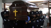 Mantan Rektor Universitas Katolik Parahyangan (Unpar) Kota Bandung, Prof Dr Benedictus Suprapto Brotosiswoio tutup usia di usia 86 tahun.