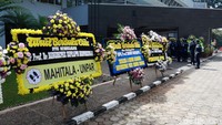 Deretan karangan bunga duka cita juga menghiasi Unpar.