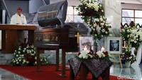 Sebelum jenazah diberangkatkan ke Krematorium Oasis Lestari, Tangerang, dilakukan Misa Requiem di Lobby Rektorat Unpar.