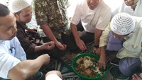 Usai jumatan bersama warga, Kang Ajay dudul lesehan untuk makan. Ia bergabung bersama warga dan makan langsung menggunan tangannya. Foto: instagram @ajaympriatna