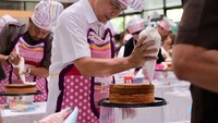 Tak mau hanya jadi juri, Kang Ajay ikut membuat kue dalam lomba masak. Aksinya ini terlihat sangat serius. Sudah mirip chef atau belum nih? Foto: instagram @ajaympriatna