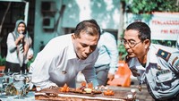 Kang Ajay mendapat kejutan kue ulang tahun di hari spesialnya. Sebuah cake cokelat besar jadi hadiah dari mitra kerja Pemkot Cimahi. Foto: instagram @ajaympriatna