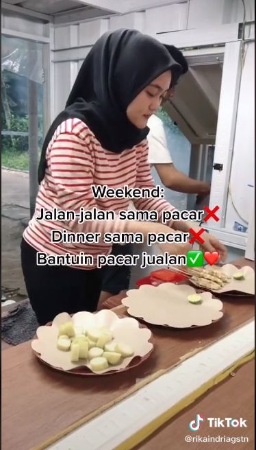 Idaman! Wanita Ini Rajin Bantu Kekasihnya Jualan Sate Taichan