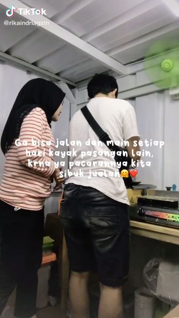 Idaman! Wanita Ini Rajin Bantu Kekasihnya Jualan Sate Taichan