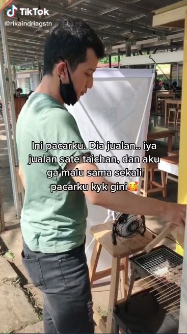 Idaman! Wanita Ini Rajin Bantu Kekasihnya Jualan Sate Taichan